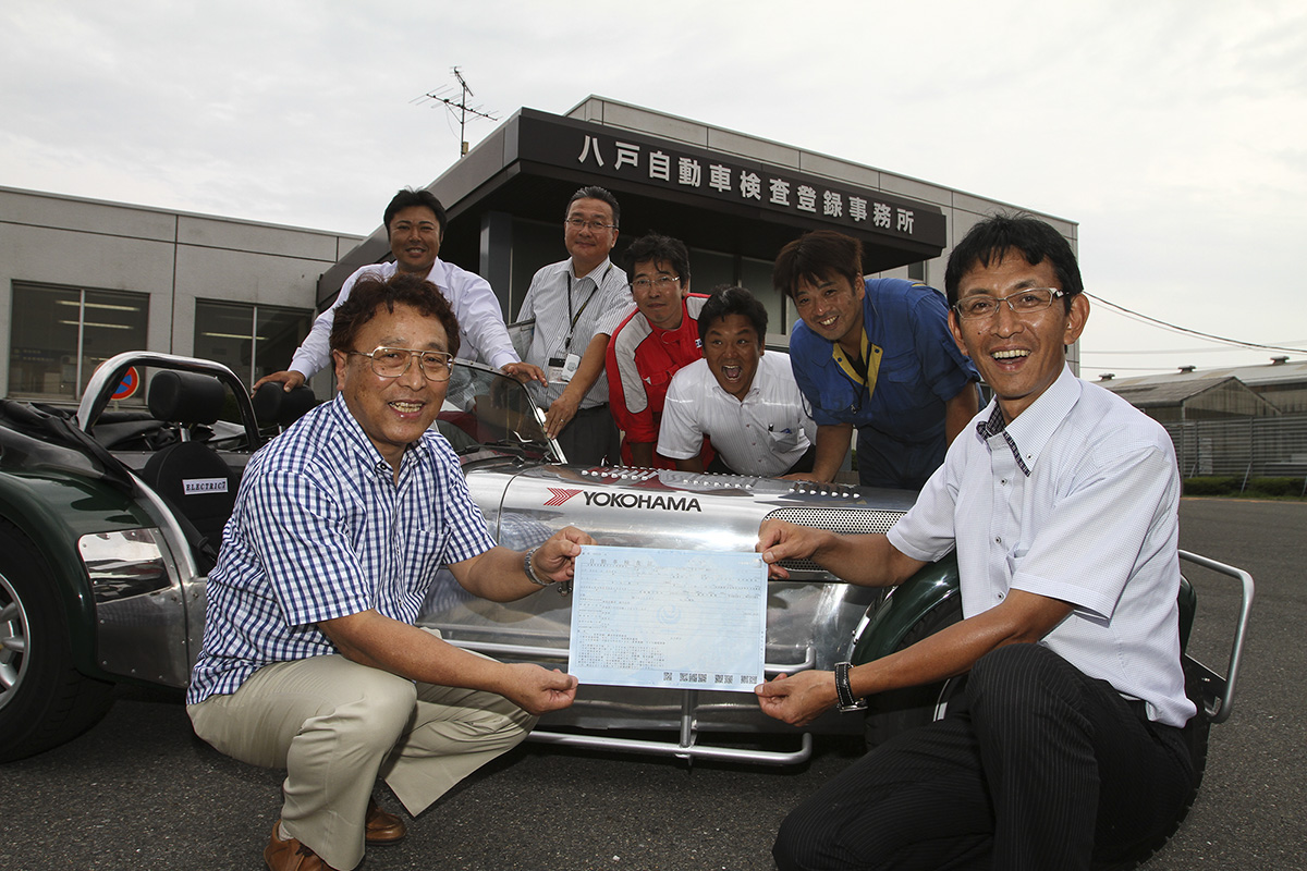 車検証を手に笑顔の舘内代表＆東北自動車中里社長