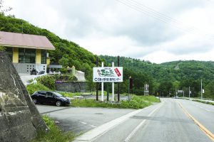 左手の坂の上の建物が会場です。